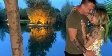 Οργάνωσε τα πάντα για να της κάνει πρόταση γάμου – Τελικά το δαχτυλίδι του έπεσε στο νερό (video)