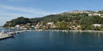 Alldaynews.gr Κακός χαμός σε έλεγχο για ανασφάλιστους εργαζόμενους σε beach bar – “Είστε κλέφτες κύριοι”