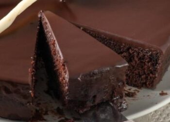 Θα σας ξετρελάνει: Πανεύκολη σοκολατόπιτα μόνο με 5 ευρώ!