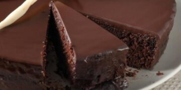 Alldaynews.gr Θα σας ξετρελάνει: Πανεύκολη σοκολατόπιτα μόνο με 5 ευρώ!