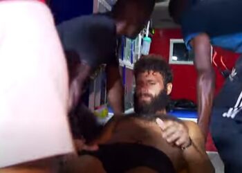 Survivor: Πάγωσαν οι παίκτες από τον τραυματισμό του Στάθη στον αγώνα! Έφυγε με ασθενοφόρο