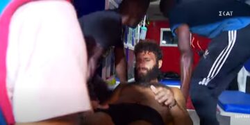 Survivor: Πάγωσαν οι παίκτες από τον τραυματισμό του Στάθη στον αγώνα! Έφυγε με ασθενοφόρο