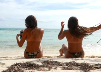 Survivor: Βρισηίδα και Ασημίνα πέταξαν τα μαγιό τους μπροστά στην κάμερα (video)