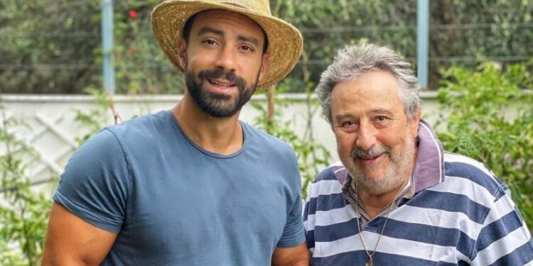 Alldaynews.gr Το τηλεφώνημα του Σάκη Τανιμανίδη στον πατέρα του που τον «λύγισε»(video)