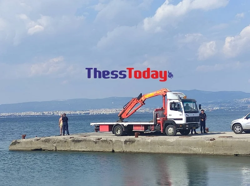 Τραγωδία στη Θεσσαλονίκη: Νεκροί δεμένοι με χειροπέδες δύο επιβάτες με αυτοκίνητο στη θάλασσα (φωτo, video)
