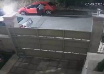 Θεσσαλονίκη: Βγήκε στο μπαλκόνι του σπιτιού και τράβηξε με το κινητό τη διάρρηξη αυτοκινήτου απέναντι (video)