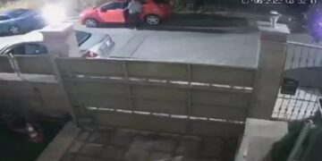 Θεσσαλονίκη: Βγήκε στο μπαλκόνι του σπιτιού και τράβηξε με το κινητό τη διάρρηξη αυτοκινήτου απέναντι (video)