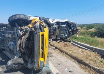 Χαλκιδική: Σφοδρή σύγκρουση τροχόσπιτου με φορτηγάκι – Έκλεισε ο δρόμος (φωτο)