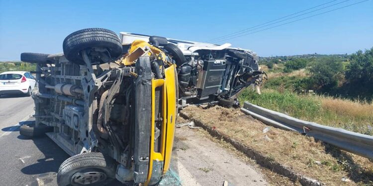 Alldaynews.gr Χαλκιδική: Σφοδρή σύγκρουση τροχόσπιτου με φορτηγάκι – Έκλεισε ο δρόμος (φωτο)