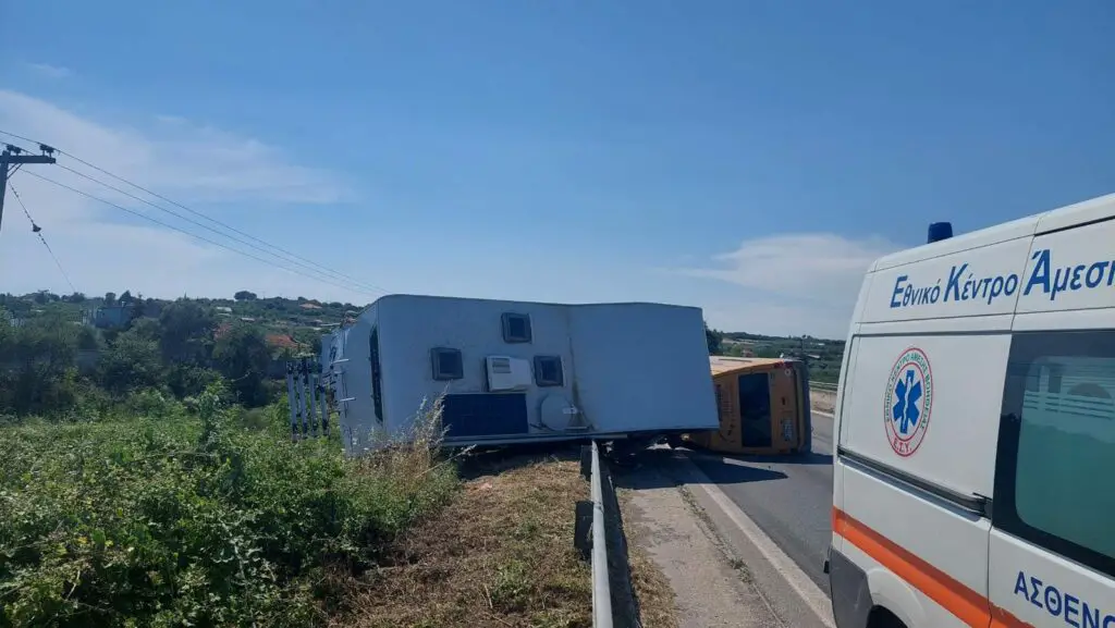 Χαλκιδική: Σφοδρή σύγκρουση τροχόσπιτου με φορτηγάκι – Έκλεισε ο δρόμος (φωτο)
