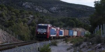 Ημαθία: Τρένο παρέσυρε αυτοκίνητο στις γραμμές – Νεκρός ο 53χρονος οδηγός του ΙΧ