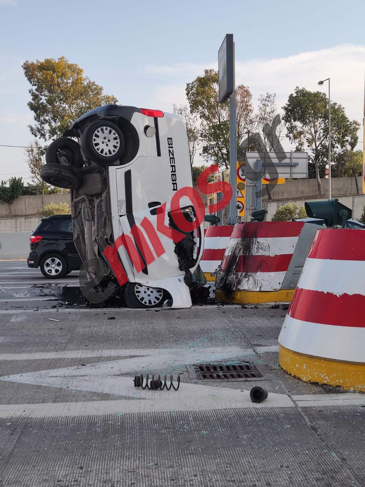 Θανατηφόρο τροχαίο στην Παλλήνη: Φορτηγάκι καρφώθηκε στα διόδια – Συγκλονιστικές ΦΩΤΟ