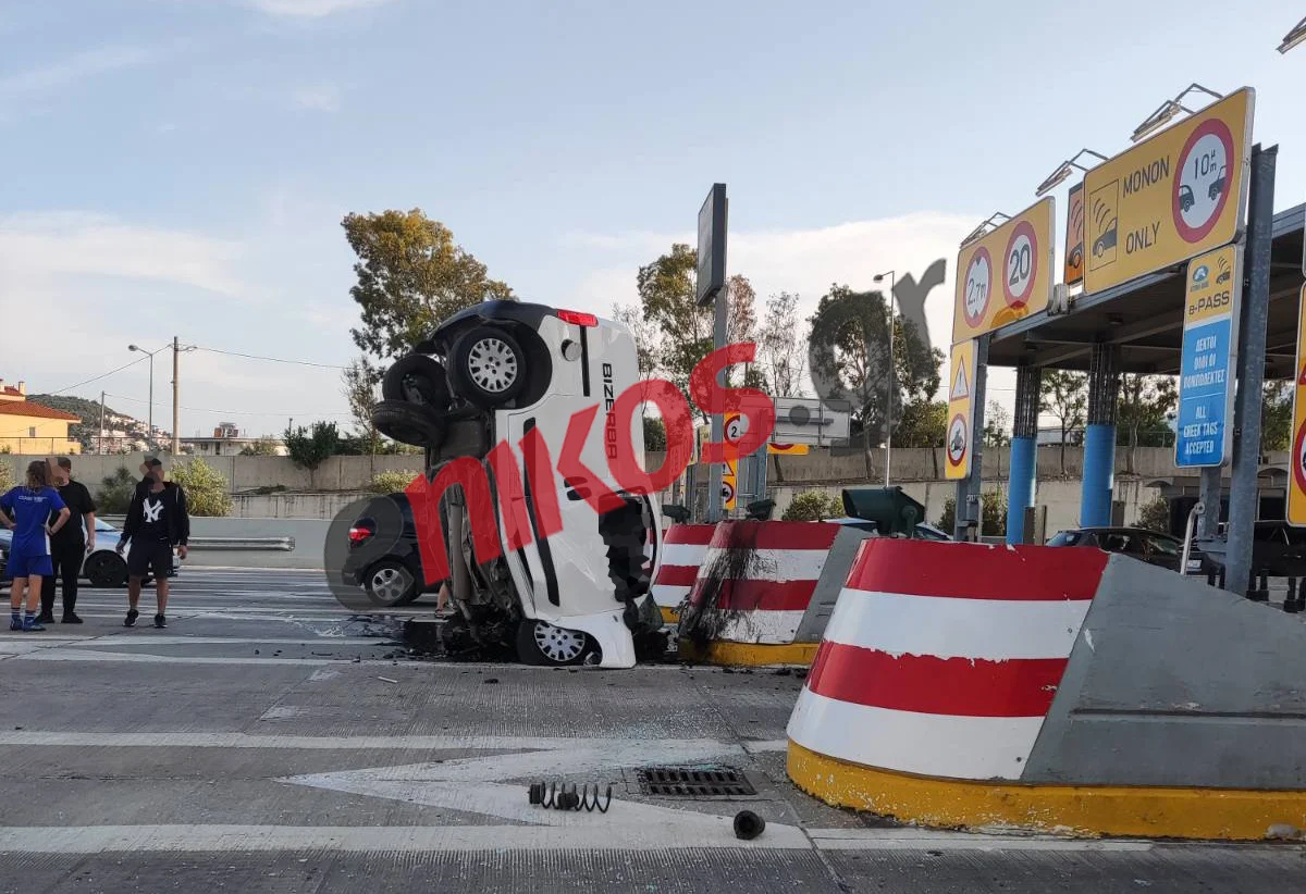 Θανατηφόρο τροχαίο στην Παλλήνη: Φορτηγάκι καρφώθηκε στα διόδια – Συγκλονιστικές ΦΩΤΟ