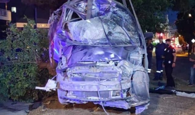 Alldaynews.gr Τραγωδία στο Χαλάνδρι:Νεκρός 20χρονος–ΙΧ καρφώθηκε σε δέντρο