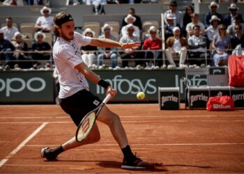 Στέφανος Τσιτσιπάς: Χτενίζω τα μαλλιά μου 20 λεπτά την ημέρα – Βάζω ελαιόλαδο και… ρίγανη (video)