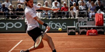 Στέφανος Τσιτσιπάς: Χτενίζω τα μαλλιά μου 20 λεπτά την ημέρα – Βάζω ελαιόλαδο και… ρίγανη (video)