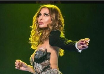 Τρέλανε κόσμο η Δέσποινα Βανδή: Με καυτό σορτσάκι στην τελευταία παράσταση του Μπισμπίκη