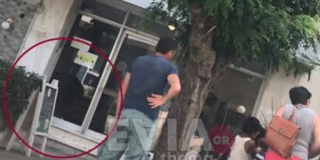 Τρόμος στη Χαλκίδα: Γυναίκα γεμάτη αίματα στο έδαφος (video)