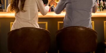 Alldaynews.gr Έγινε Χαμός! Ο Κουμπάρος έπιασε τη νύφη να κερατώνει τον κολλητό του με μπάρμαν