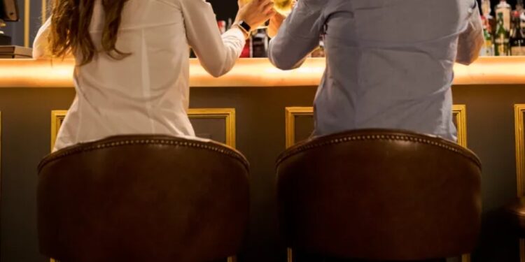 Alldaynews.gr Έγινε Χαμός! Ο Κουμπάρος έπιασε τη νύφη να κερατώνει τον κολλητό του με μπάρμαν