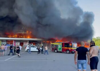 Ουκρανία: Ρωσικοί πύραυλοι έπληξαν εμπορικό κέντρο – Φόβοι για πολλά θύματα