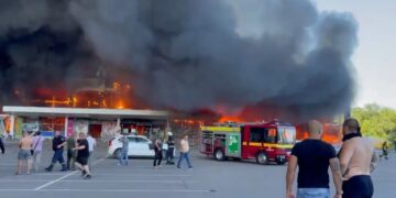 Ουκρανία: Ρωσικοί πύραυλοι έπληξαν εμπορικό κέντρο – Φόβοι για πολλά θύματα