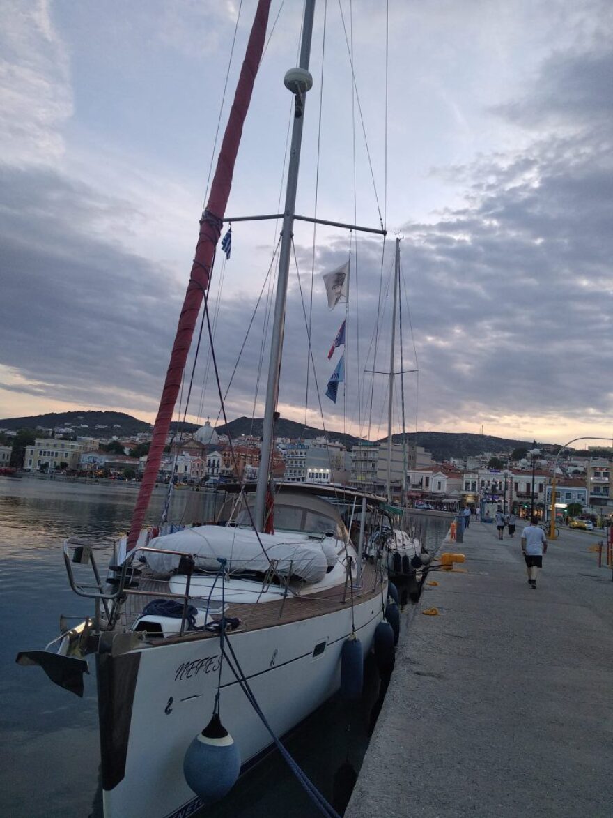 Τουριστικό σκάφος ύψωσε σημαία του Κεμάλ στο λιμάνι της Μυτιλήνης (φωτο)