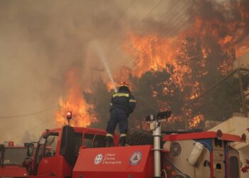 Απίστευτη καταγγελία: Έδιωξαν από το νοσοκομείο τον εποχικό πυροσβέστη που τραυματίστηκε χθες στη Γλυφάδα