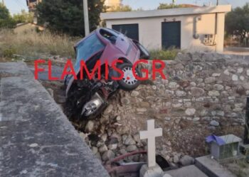 Σοκαριστικό τροχαίο με 25χρονο νεκρό – Το αυτοκίνητο του «καρφώθηκε» σε μάντρα νεκροταφείου