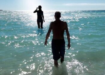 Να γιατί είναι ωφέλιμη η ούρηση στη θάλασσα