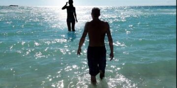 Να γιατί είναι ωφέλιμη η ούρηση στη θάλασσα