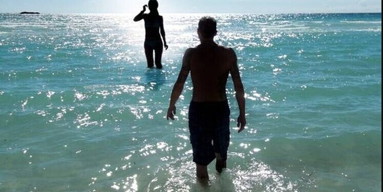 Να γιατί είναι ωφέλιμη η ούρηση στη θάλασσα