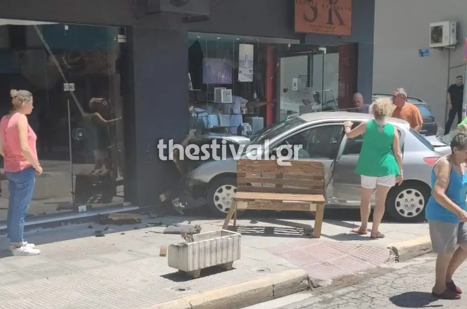 Θεσσαλονίκη: Βίντεο με την τρομακτική πορεία οδηγού ΙΧ που κατέληξε μέσα σε μαγαζί - Τον μάζεψε το ΕΚΑΒ (vid)