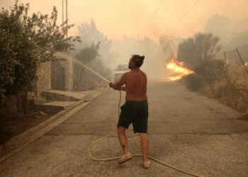 Φωτιά στην Πεντέλη: Κάτοικοι αρνούνται να εγκαταλείψουν τις περιουσίες τους