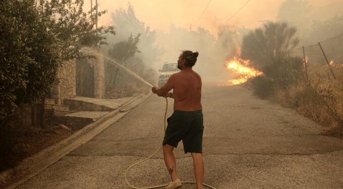 Alldaynews.gr Φωτιά στην Πεντέλη: Κάτοικοι αρνούνται να εγκαταλείψουν τις περιουσίες τους