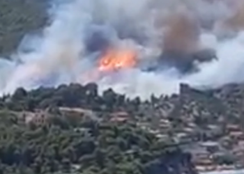 Φωτιά στο Πόρτο Γερμενό: «Εκκενώστε προς Ψάθα» – Μήνυμα του 112 για εκκένωση του οικισμού Μύτικα (video)