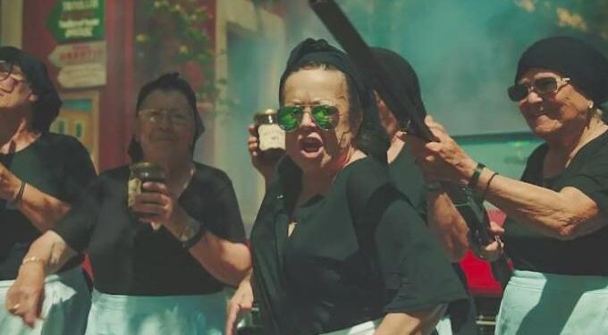 Alldaynews.gr Οι γιαγιάδες… τράπερ από την Κρήτη με το γλυκό μελιτζάνα – Το Βίντεο …απόλαυση έχει γίνει ήδη viral