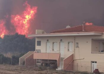 Πυρκαγιά στη Μυτιλήνη: Καίγονται σπίτια – Εκκένωση οικισμών