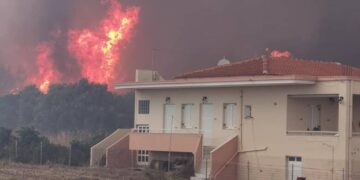 Πυρκαγιά στη Μυτιλήνη: Καίγονται σπίτια – Εκκένωση οικισμών