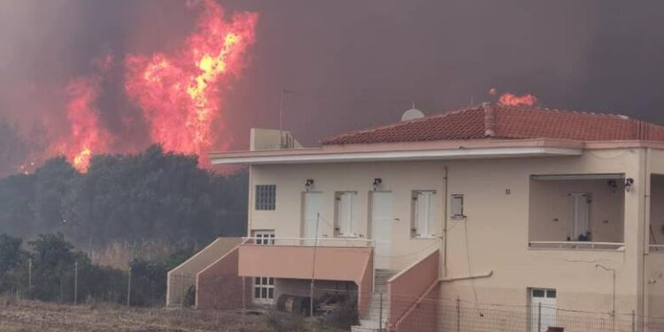 Πυρκαγιά στη Μυτιλήνη: Καίγονται σπίτια – Εκκένωση οικισμών