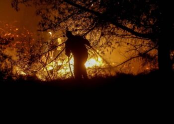 Alldaynews.gr Ανεξέλεγκτη η φωτιά σε Αχαΐα – Ηλεία: Μήνυμα από το 112 – Εκκένωση οικισμών (φωτο, video)
