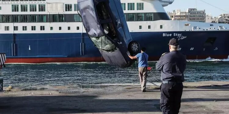 Alldaynews.gr Πριν Λίγο! Τραγωδία στον Πειραιά: Αυτοκίνητο έπεσε στο λιμάνι – Νεκρός ο οδηγός του
