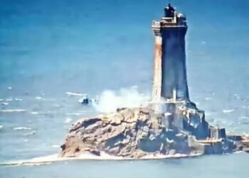 Πιλότος γλιτώνει ελικόπτερο ελάχιστα μέτρα πριν συντριβεί στα βράχια[video]