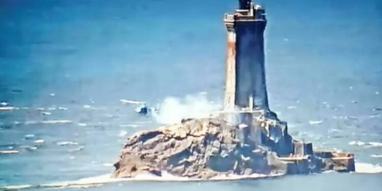 Πιλότος γλιτώνει ελικόπτερο ελάχιστα μέτρα πριν συντριβεί στα βράχια[video]