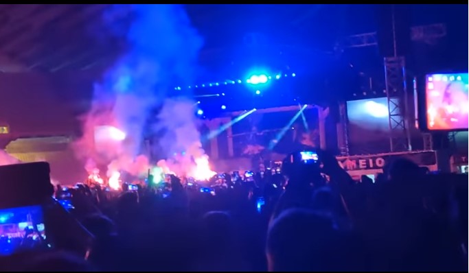 Iron Maiden: Άναψαν καπνογόνα οι φανατικοί της μπάντας – «Τα πήρε» ο Bruce Dickinson και έφυγε από τη σκηνή![video]