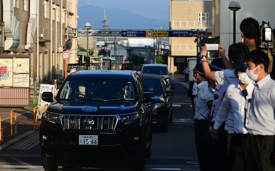 Σίνζο Άμπε: Σε κατάσταση σοκ η Ιαπωνία από τη δολοφονία του πρώην πρωθυπουργού – Λαοθάλασσα στο σημείο της επίθεσης