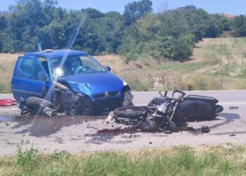 Σοβαρό τροχαίο με μηχανή έξω από την Κοζάνη – Στο νοσοκομείο ένας 28χρονος[photos][video]