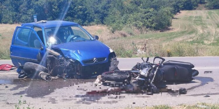 Σοβαρό τροχαίο με μηχανή έξω από την Κοζάνη – Στο νοσοκομείο ένας 28χρονος[photos][video]