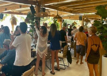 Μύκονος: Αμερικανοί επιχειρηματίες κέρασαν όλο το μαγαζί  σαμπάνιες  Moet & Chanton-Πόσα πλήρωσαν!