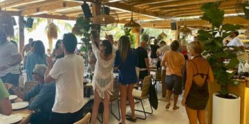 Alldaynews.gr Μύκονος: Αμερικανοί επιχειρηματίες κέρασαν όλο το μαγαζί  σαμπάνιες  Moet & Chanton-Πόσα πλήρωσαν!